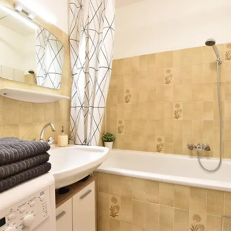 Apartment Friendly 5-bed - Center Walking Distance